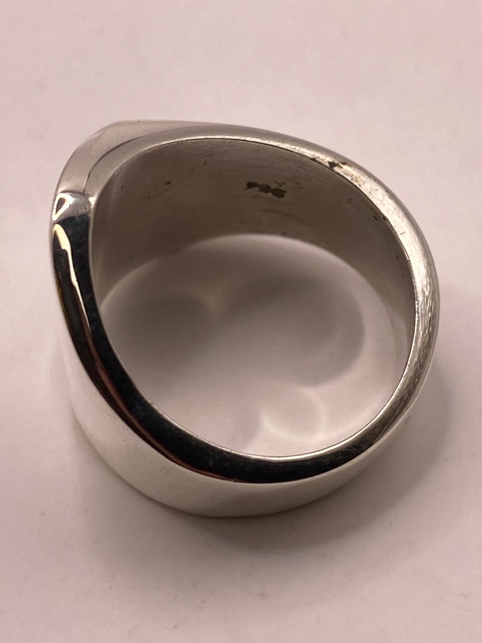 Anillo Artesanal en Plata con Diseño Geométrico Asimétrico, sello de autenticidad Plata Ley .925