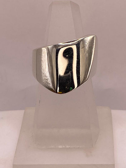 Anillo Artesanal en Plata con Diseño Geométrico Asimétrico, vista lateral