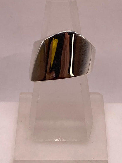 Anillo Artesanal en Plata con Diseño Geométrico Asimétrico — vista lateral