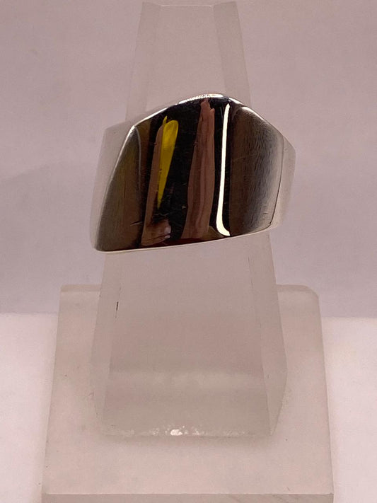 Anillo Artesanal en Plata con Diseño Geométrico Asimétrico — vista lateral