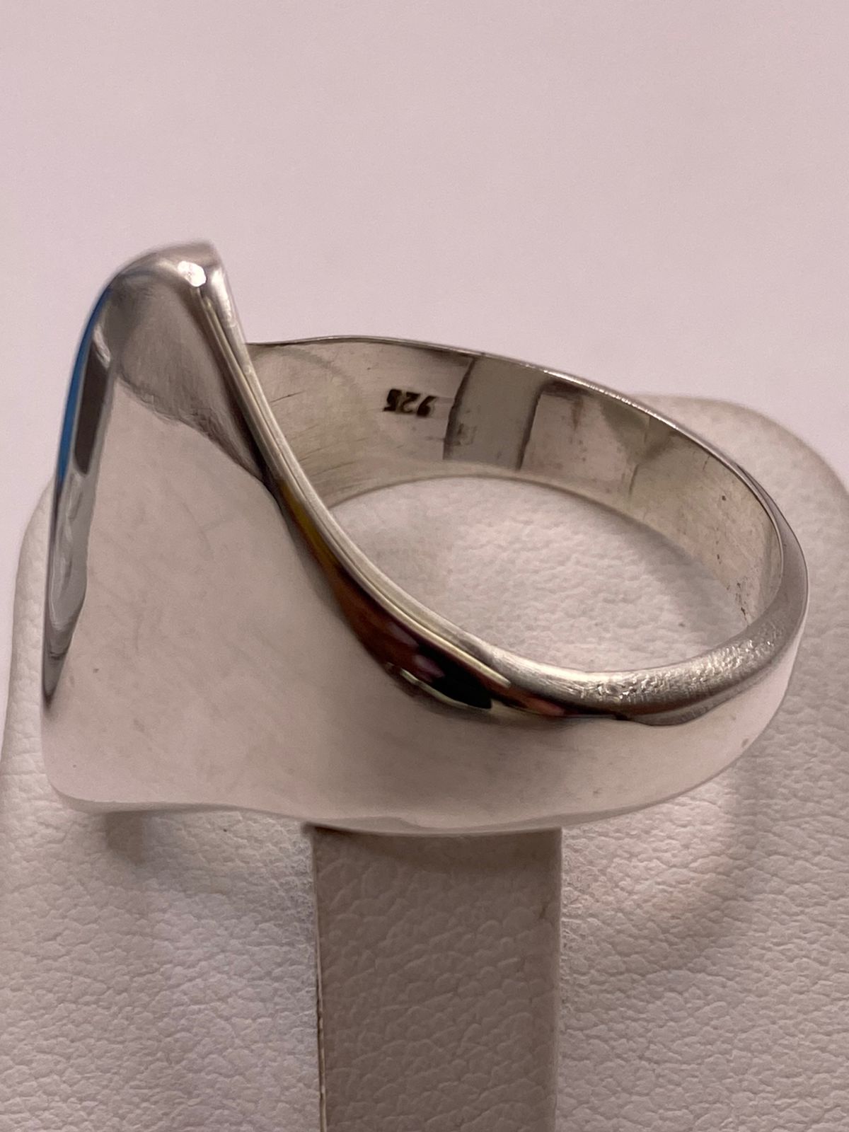 Anillo Artesanal en Plata con Diseño Geométrico Escultural, sello de autenticidad Plata Ley .925