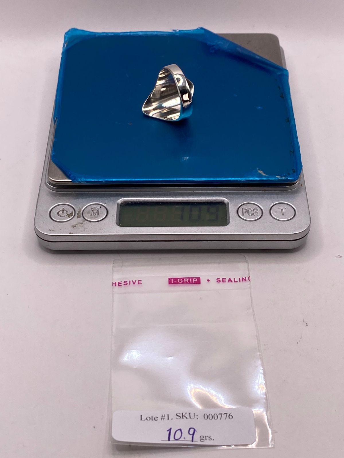 Anillo Artesanal en Plata con Diseño Geométrico Escultural, peso en gramos (báscula)