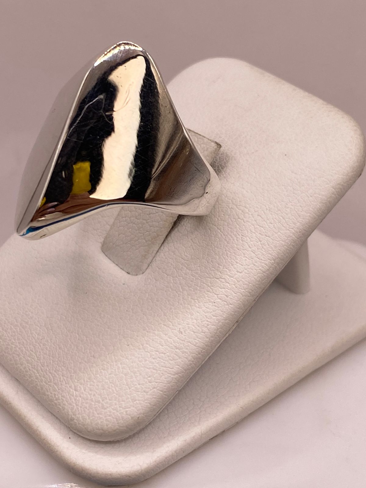 Anillo Artesanal en Plata con Diseño Geométrico Escultural, vista frontal