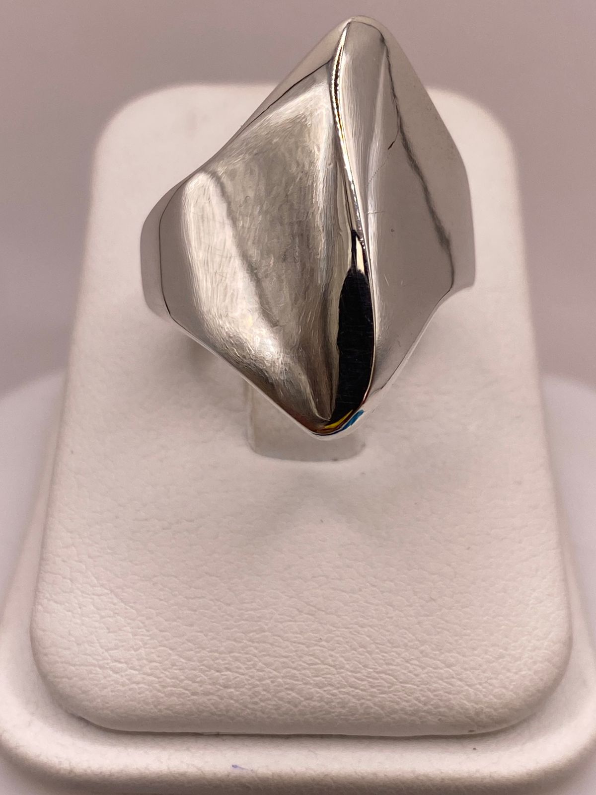 Anillo Artesanal en Plata con Diseño Geométrico Escultural, vista lateral