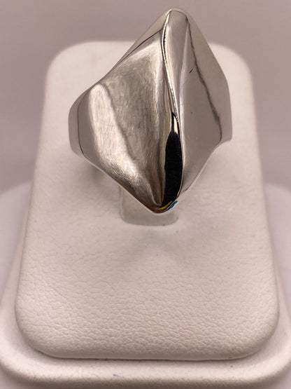 Anillo Artesanal en Plata con Diseño Geométrico Escultural, vista frontal