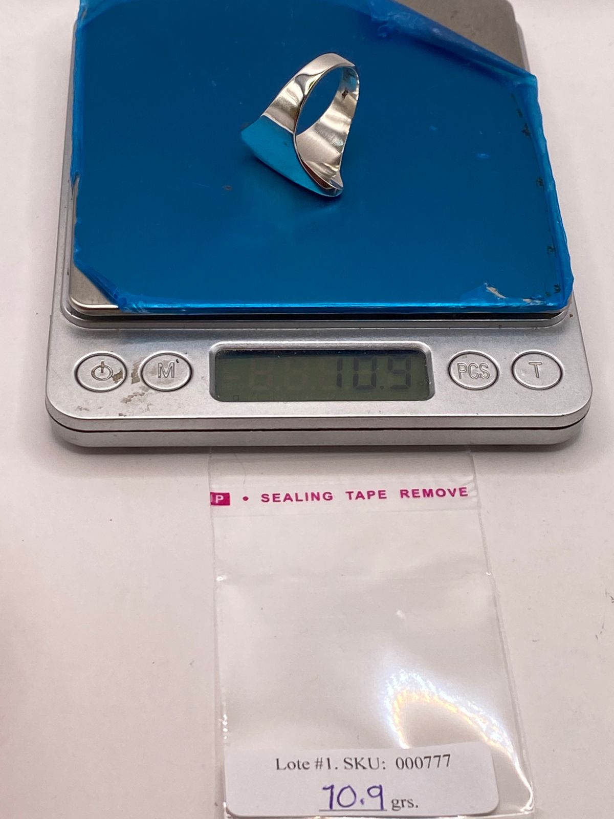 Anillo Artesanal en Plata con Diseño Geométrico Escultural, peso en gramos (báscula)
