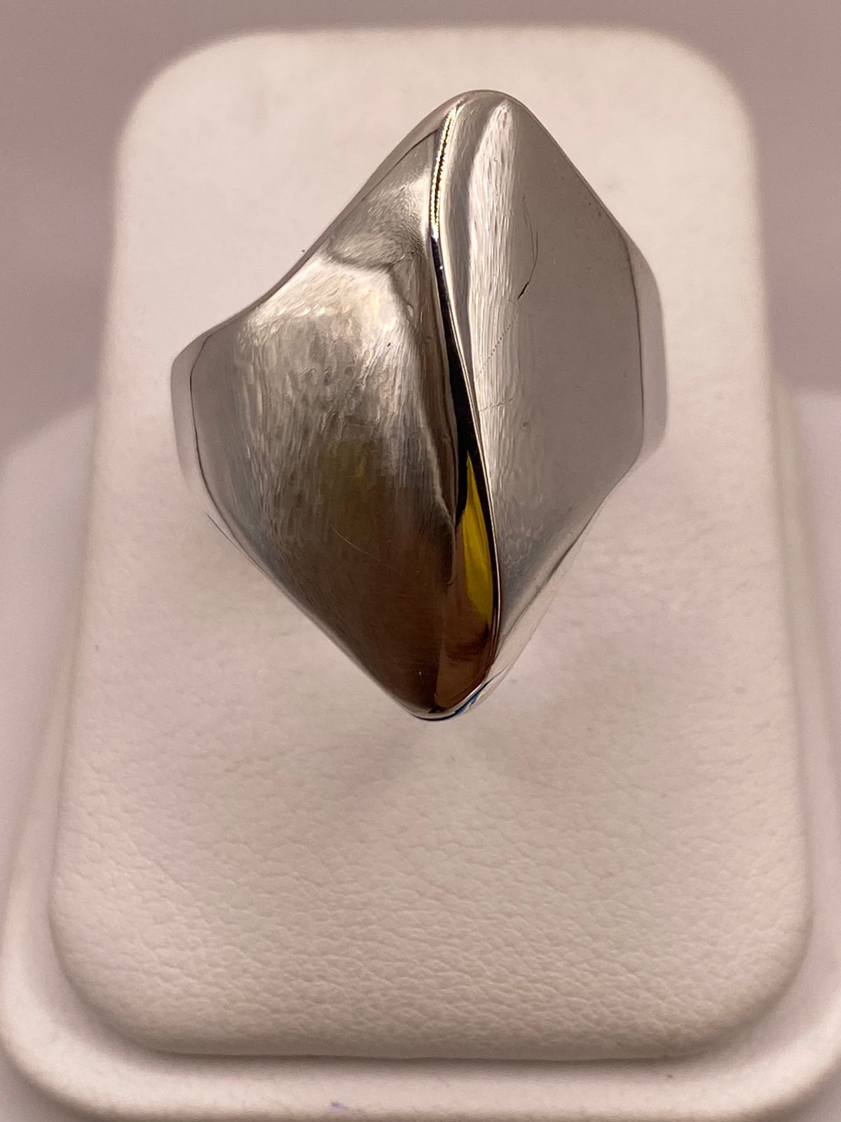 Anillo Artesanal en Plata con Diseño Geométrico Escultural — vista lateral