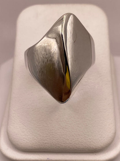 Anillo Artesanal en Plata con Diseño Geométrico Escultural — vista lateral