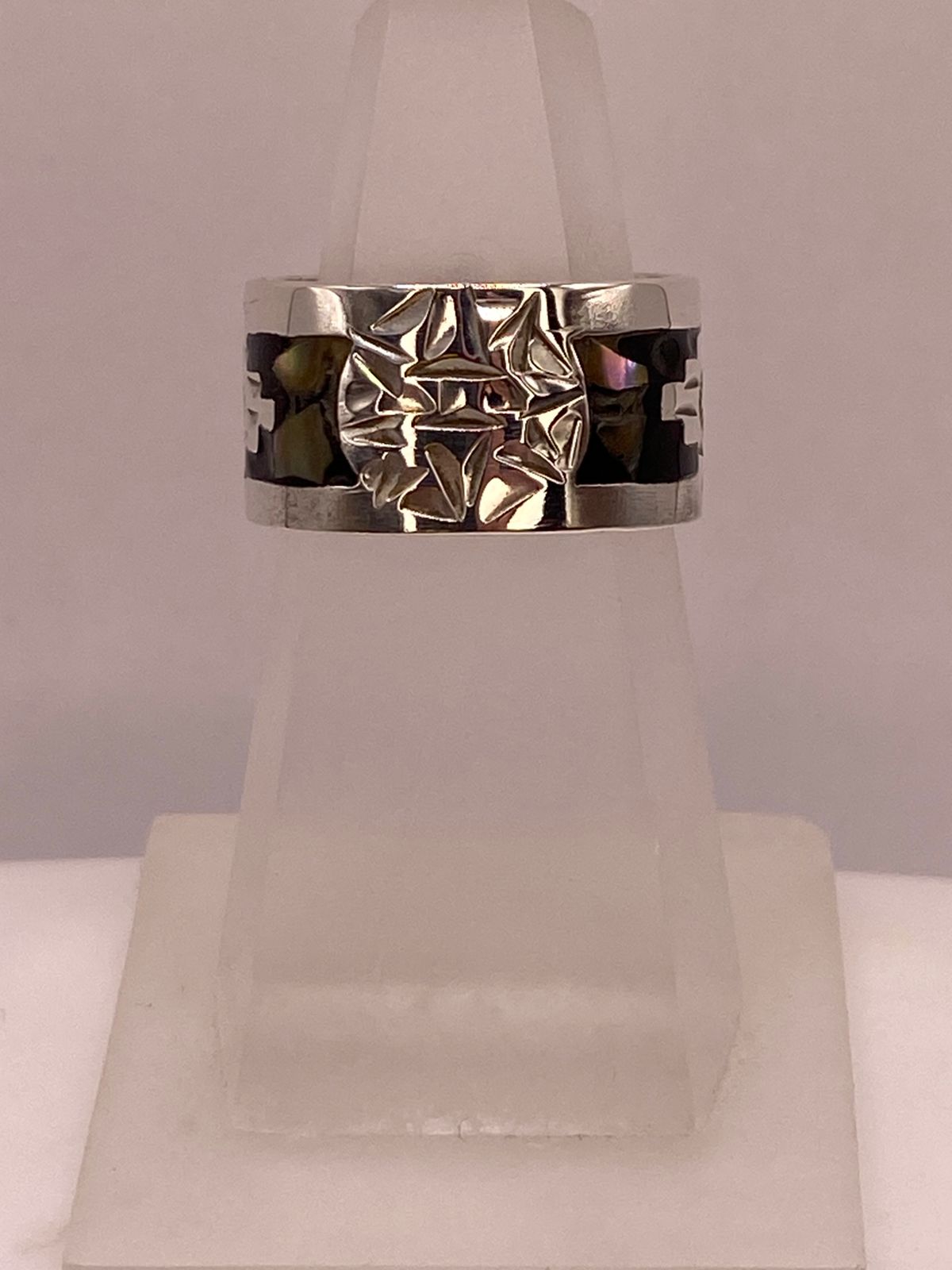 Anillo Artesanal en Plata con Diseño Geométrico e Incrustación de Piedra — vista lateral