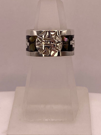 Anillo Artesanal en Plata con Diseño Geométrico e Incrustación de Piedra — vista lateral