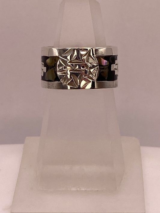 Anillo Artesanal en Plata con Diseño Geométrico e Incrustación de Piedra — vista lateral