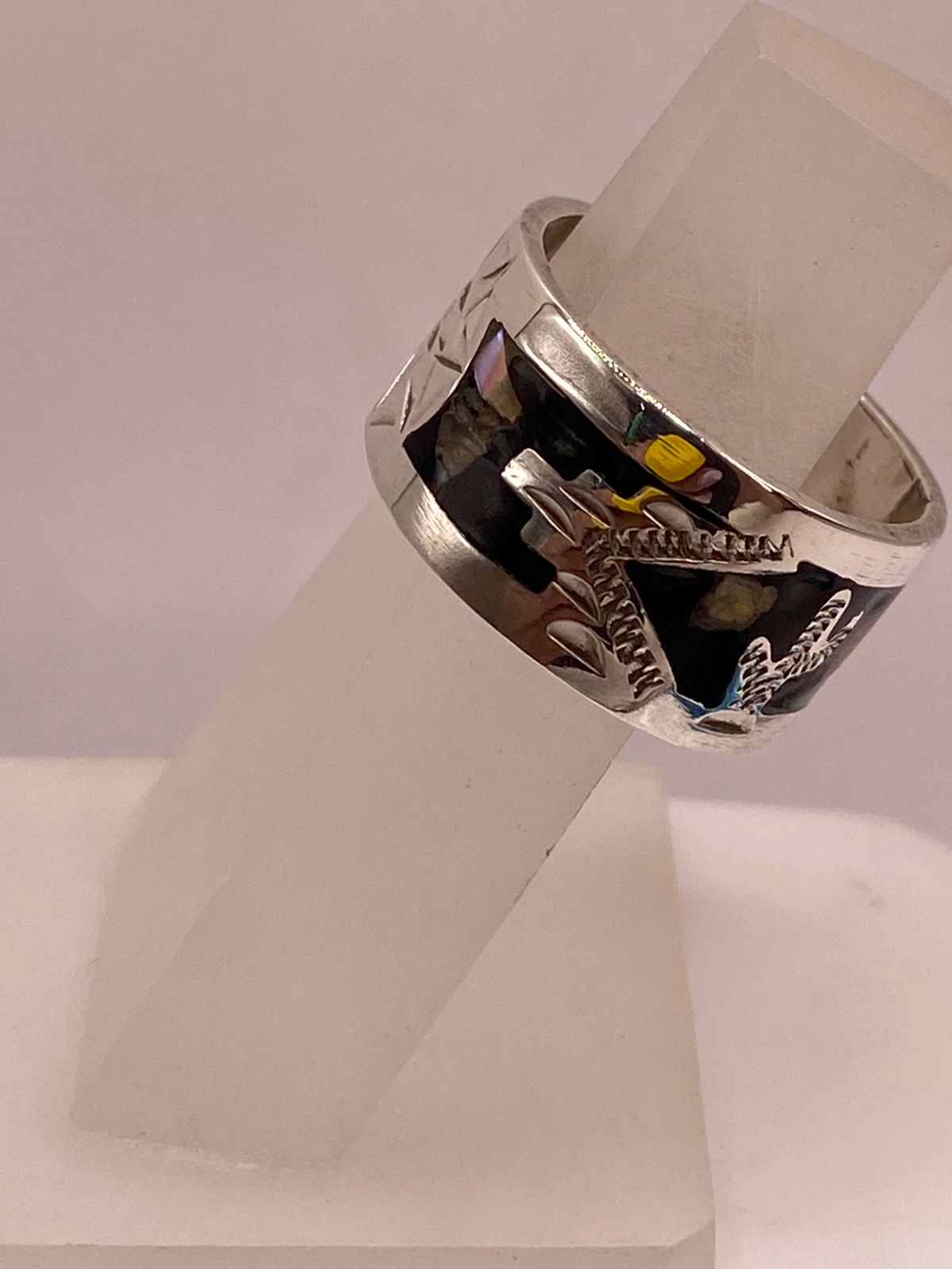 Anillo Artesanal en Plata con Diseño Geométrico e Incrustación de Piedra, vista frontal