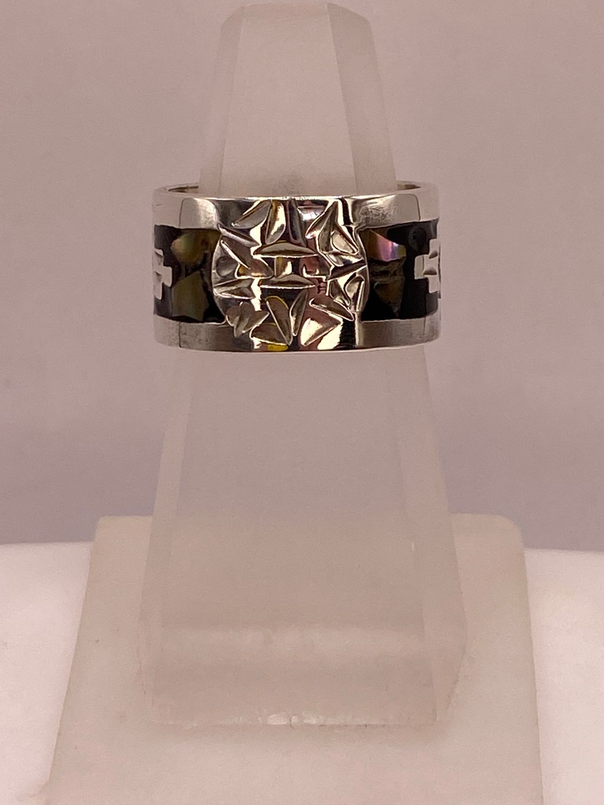 Anillo Artesanal en Plata con Diseño Geométrico e Incrustación de Piedra, vista lateral