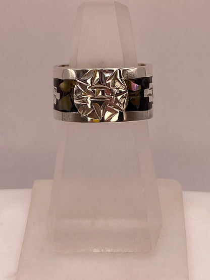 Anillo Artesanal en Plata con Diseño Geométrico e Incrustación de Piedra, vista lateral