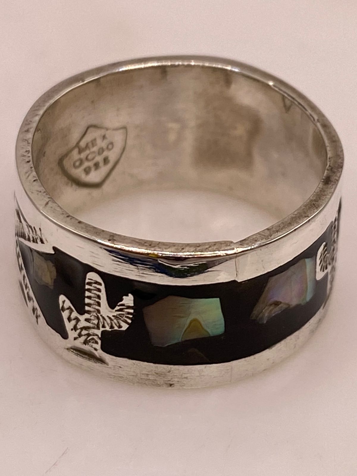 Anillo Artesanal en Plata con Diseño Geométrico e Incrustación de Piedra, sello de autenticidad Plata Ley .925