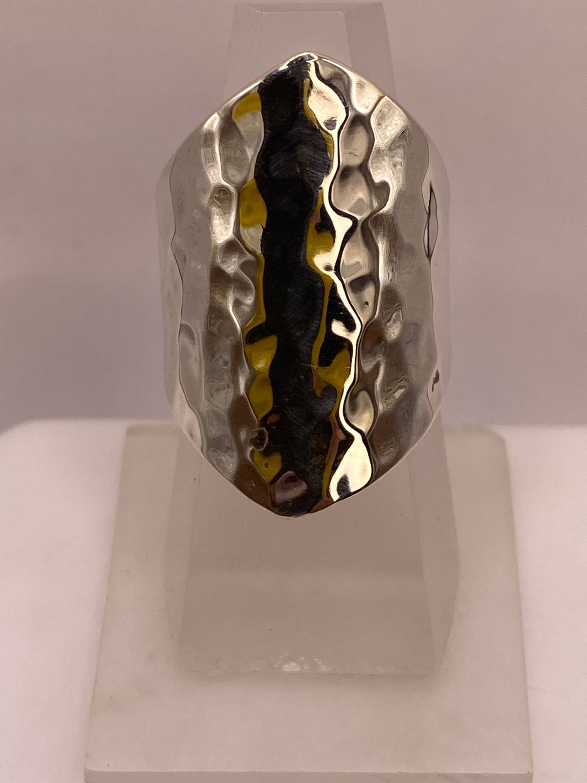 Anillo Artesanal en Plata con Diseño Martillado Alargado — vista lateral