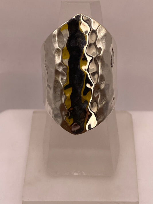 Anillo Artesanal en Plata con Diseño Martillado Alargado — vista lateral