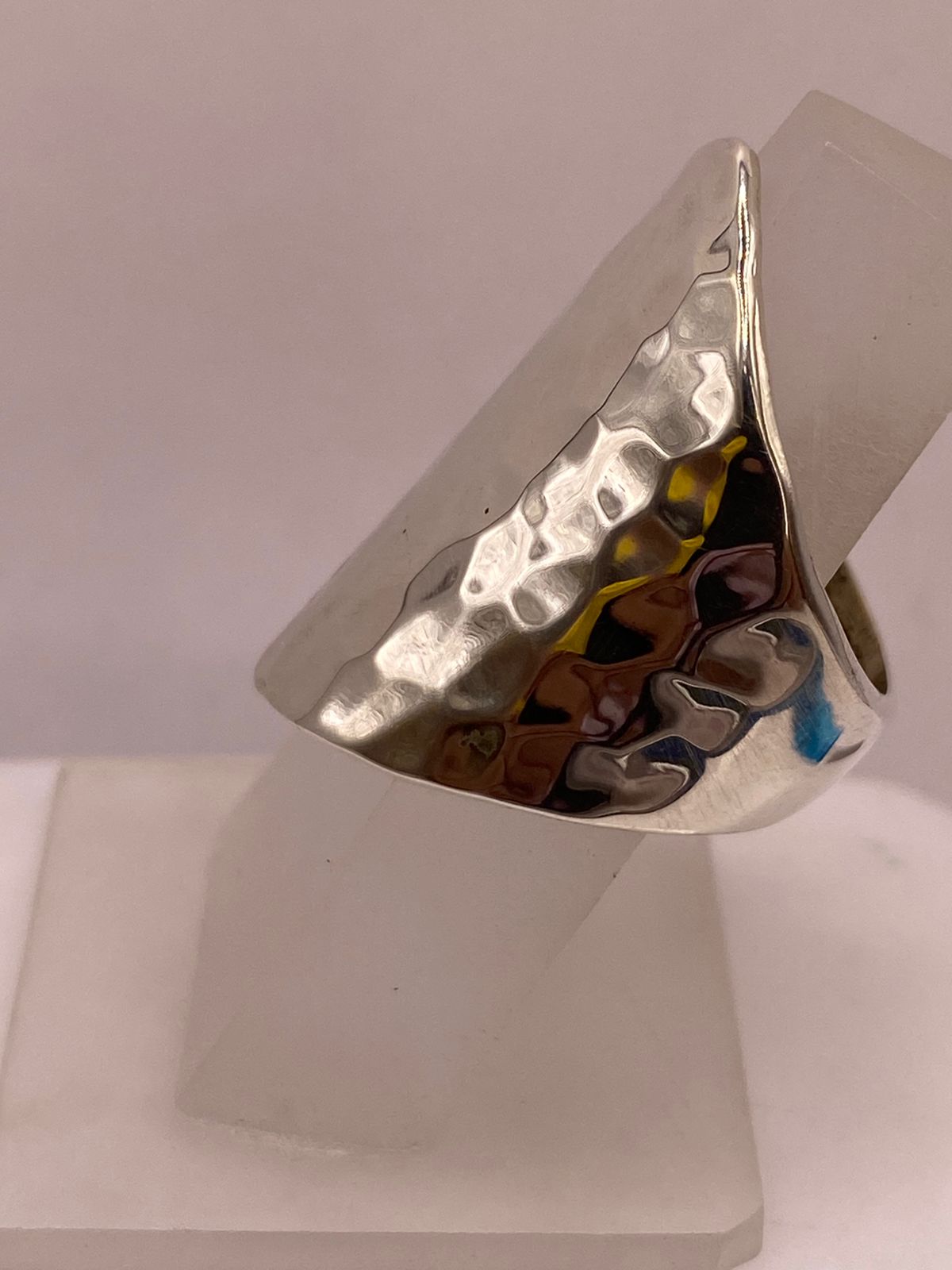 Anillo Artesanal en Plata con Diseño Martillado Alargado, vista frontal
