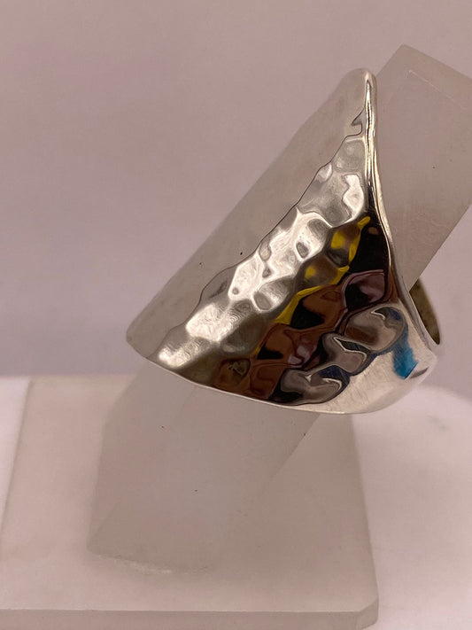 Anillo Artesanal en Plata con Diseño Martillado Alargado, vista frontal