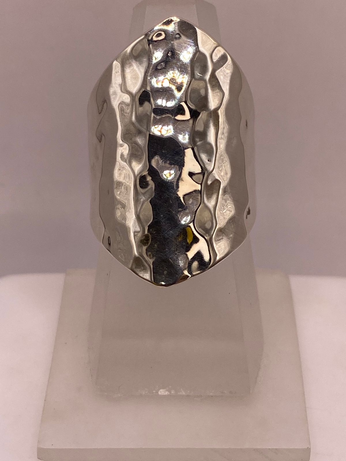 Anillo Artesanal en Plata con Diseño Martillado Alargado, vista lateral