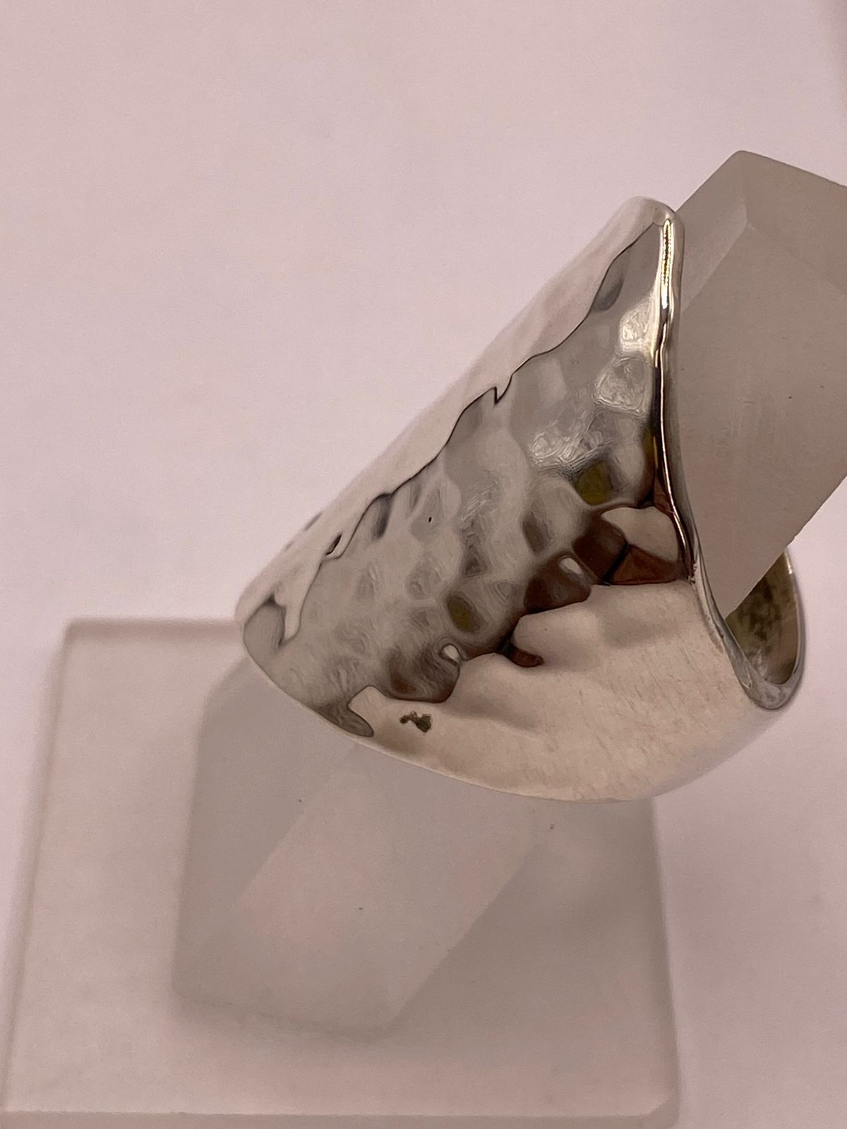 Anillo Artesanal en Plata con Diseño Martillado Alargado, sello de autenticidad Plata Ley .925