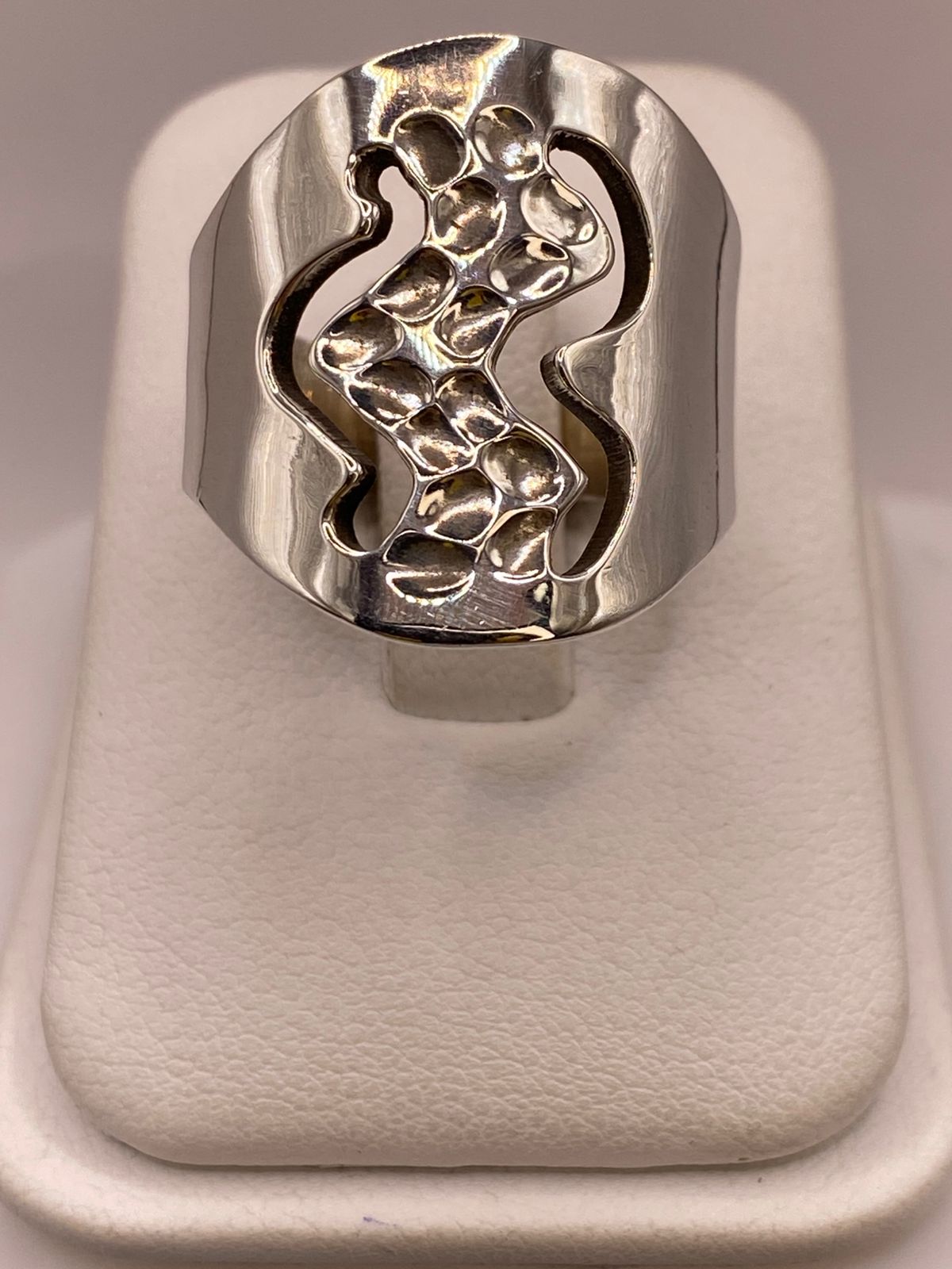 Anillo Artesanal en Plata con Diseño Orgánico Calado y Textura Martillada, vista frontal