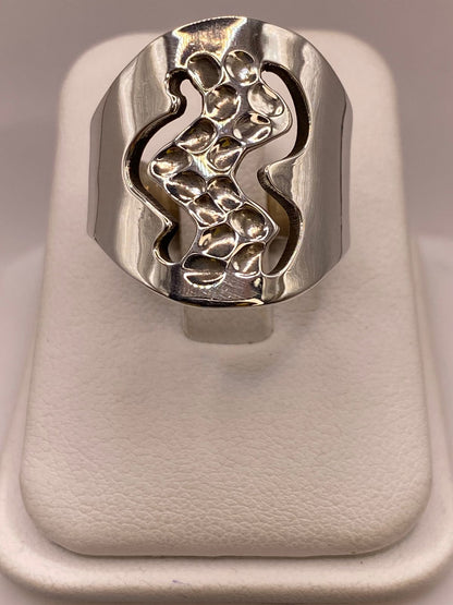 Anillo Artesanal en Plata con Diseño Orgánico Calado y Textura Martillada, vista frontal