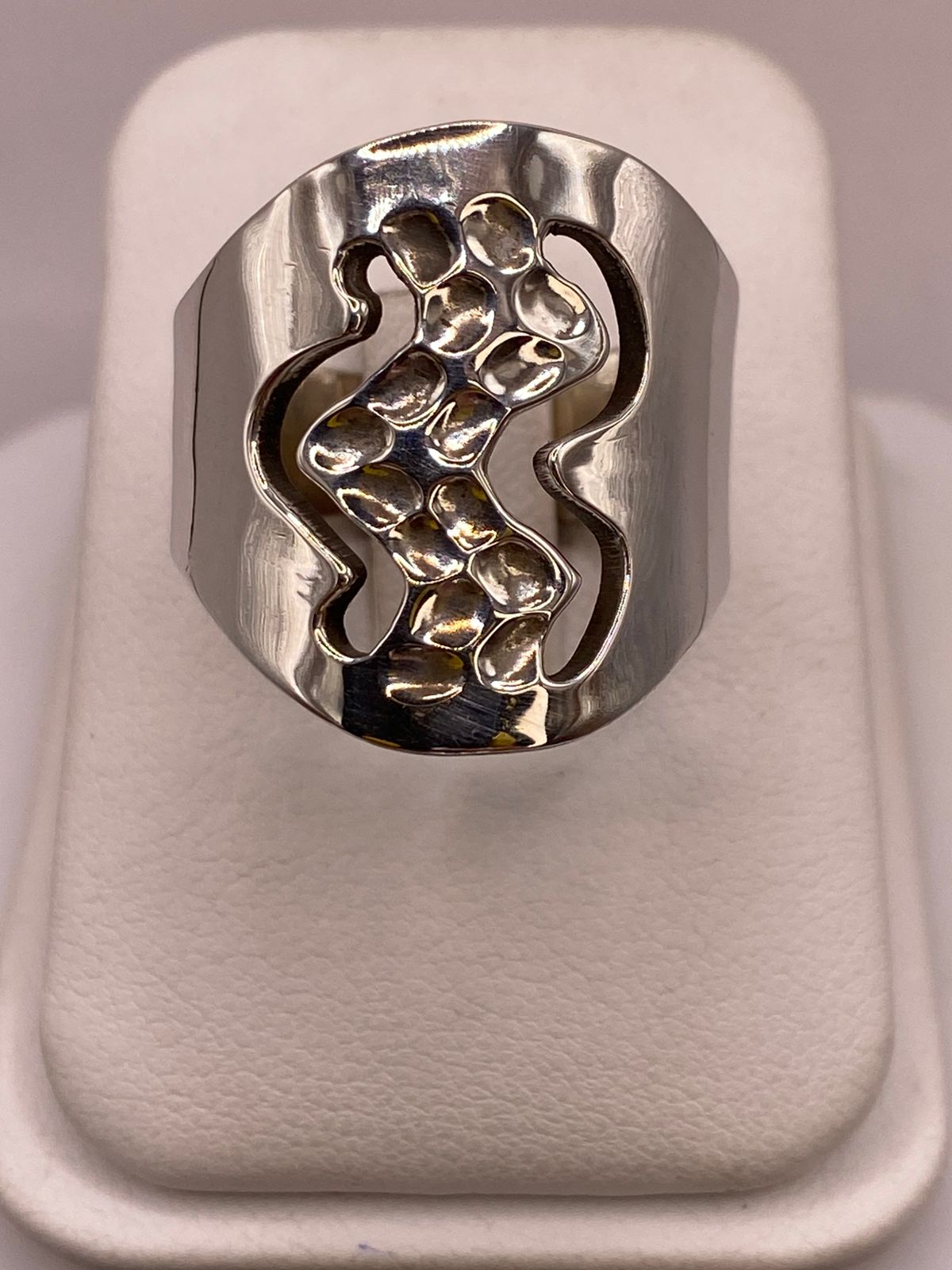 Anillo Artesanal en Plata con Diseño Orgánico Calado y Textura Martillada — ángulo diagonal