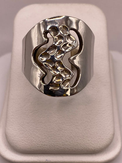 Anillo Artesanal en Plata con Diseño Orgánico Calado y Textura Martillada — ángulo diagonal