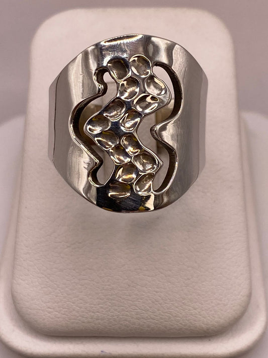 Anillo Artesanal en Plata con Diseño Orgánico Calado y Textura Martillada — ángulo diagonal