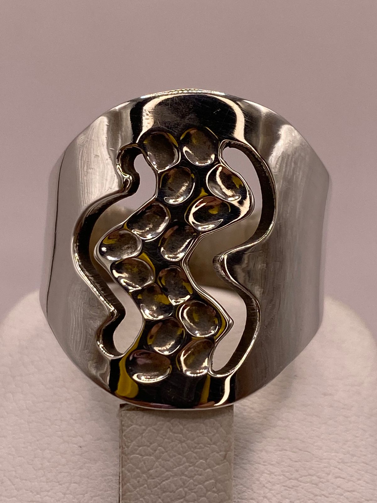 Anillo Artesanal en Plata con Diseño Orgánico Calado y Textura Martillada, sello de autenticidad Plata Ley .925