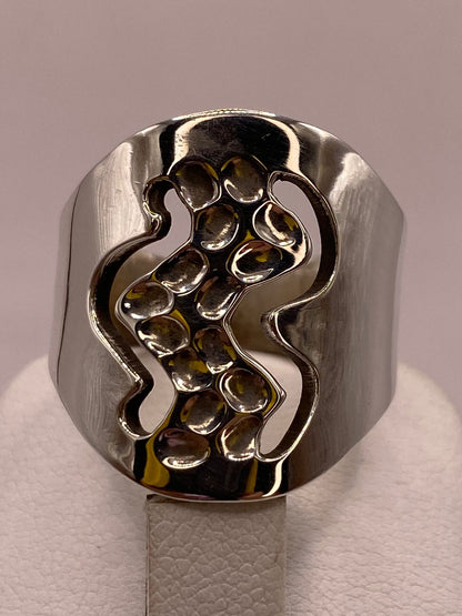 Anillo Artesanal en Plata con Diseño Orgánico Calado y Textura Martillada, sello de autenticidad Plata Ley .925