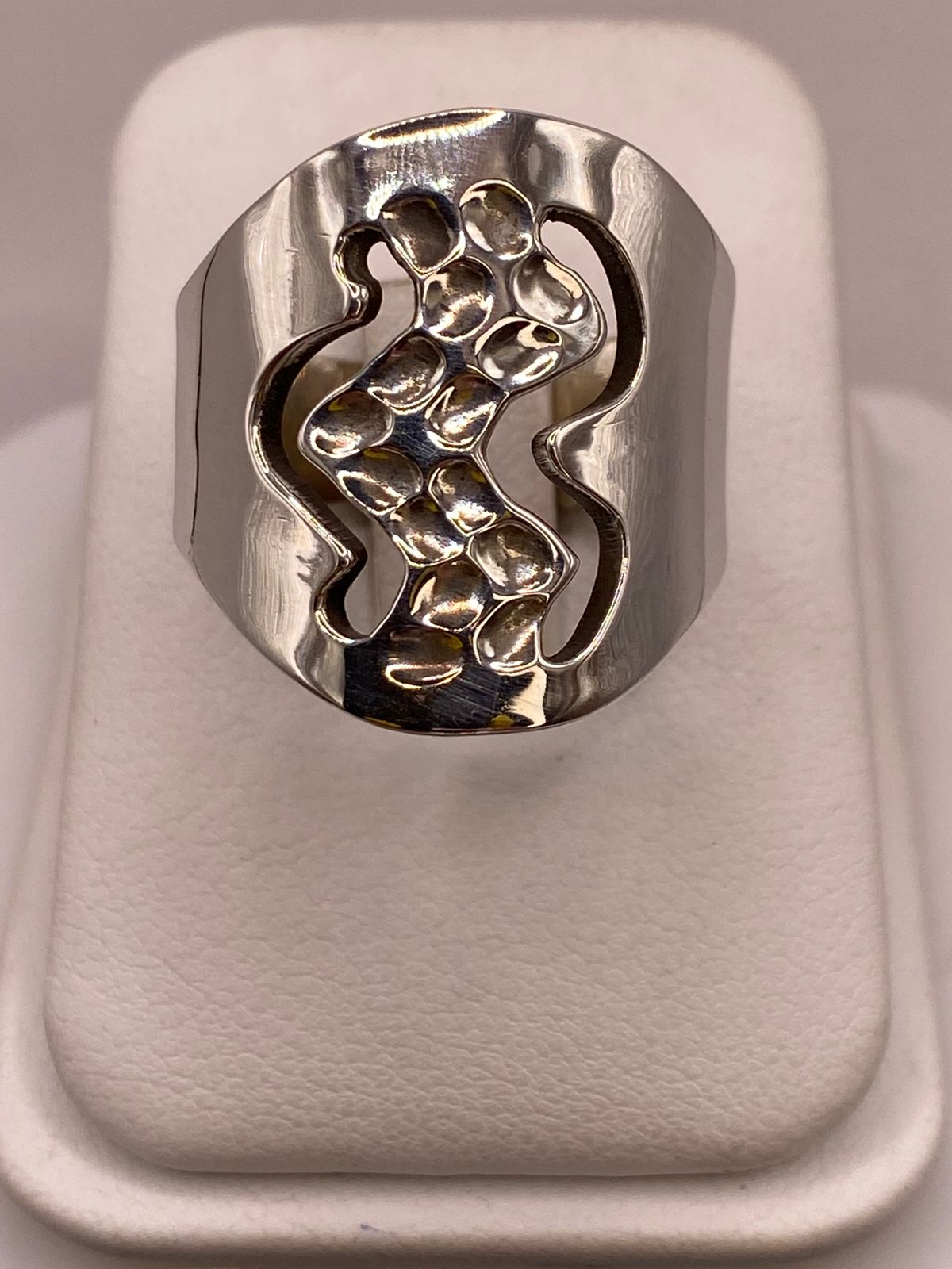 Anillo Artesanal en Plata con Diseño Orgánico Calado y Textura Martillada, vista de detalle