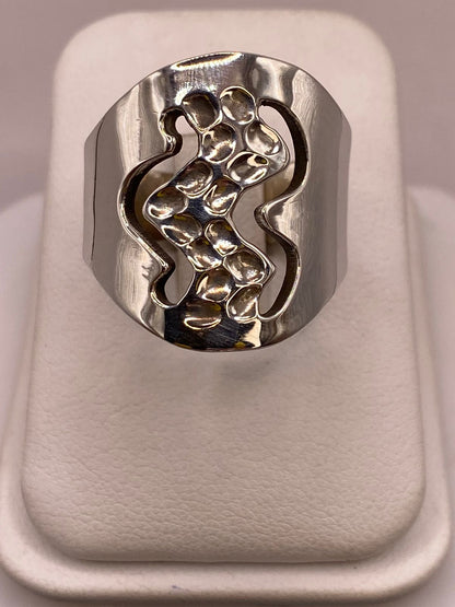 Anillo Artesanal en Plata con Diseño Orgánico Calado y Textura Martillada, vista de detalle
