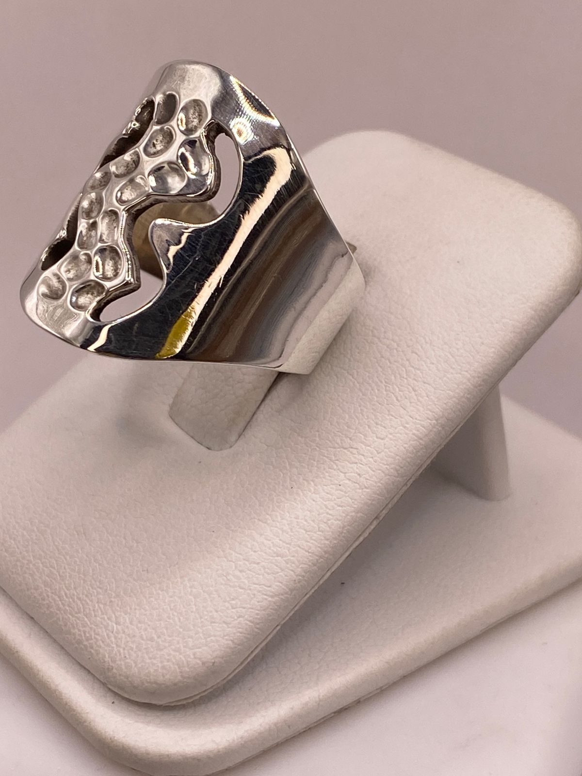 Anillo Artesanal en Plata con Diseño Orgánico Calado y Textura Martillada, vista lateral