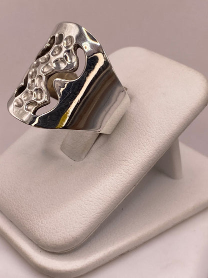 Anillo Artesanal en Plata con Diseño Orgánico Calado y Textura Martillada, vista lateral