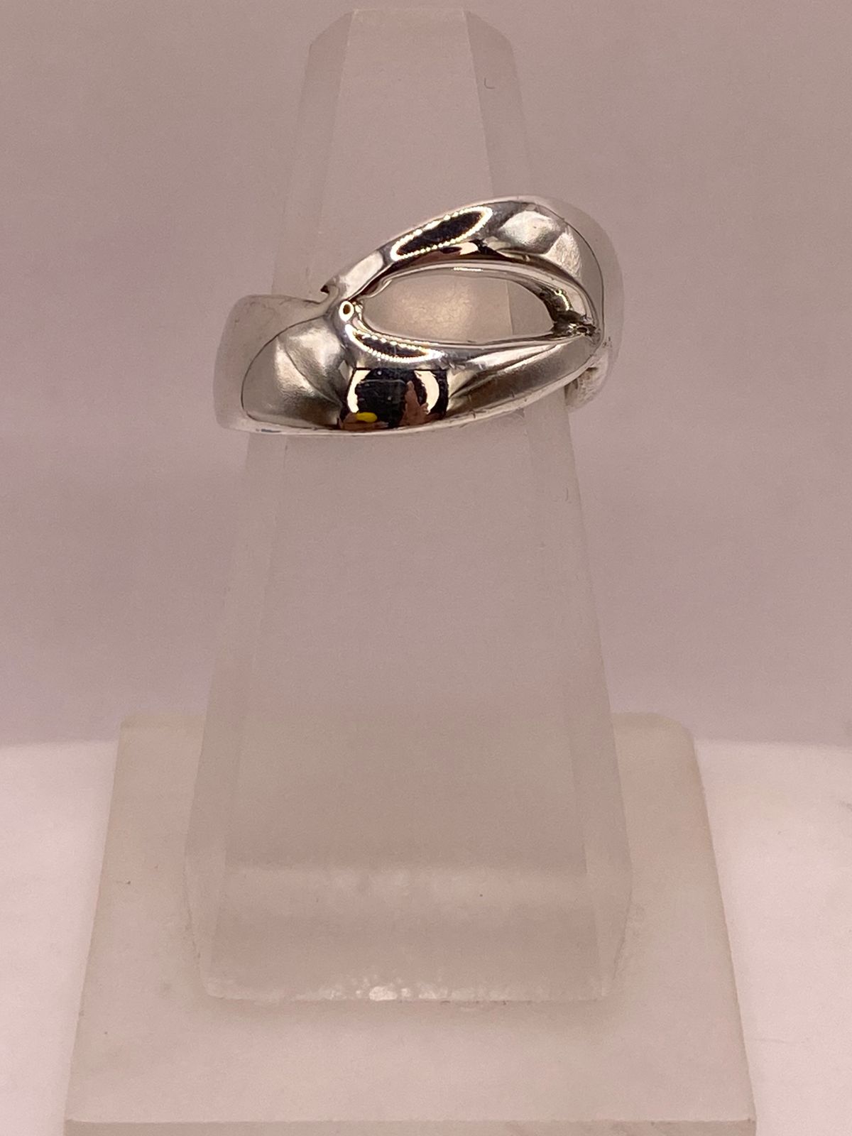 Anillo Artesanal en Plata con Diseño Orgánico y Curvo, vista lateral