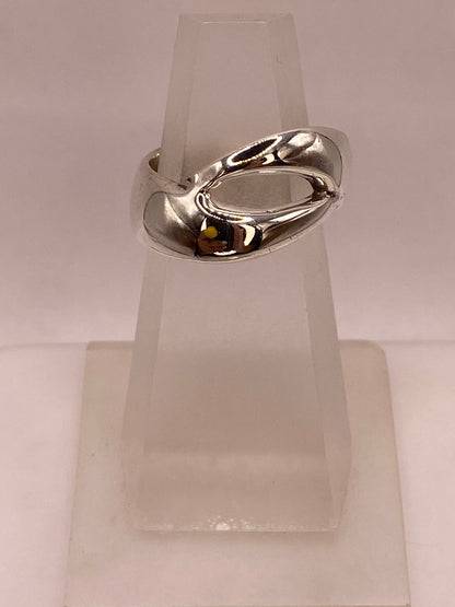 Anillo Artesanal en Plata con Diseño Orgánico y Curvo — ángulo diagonal