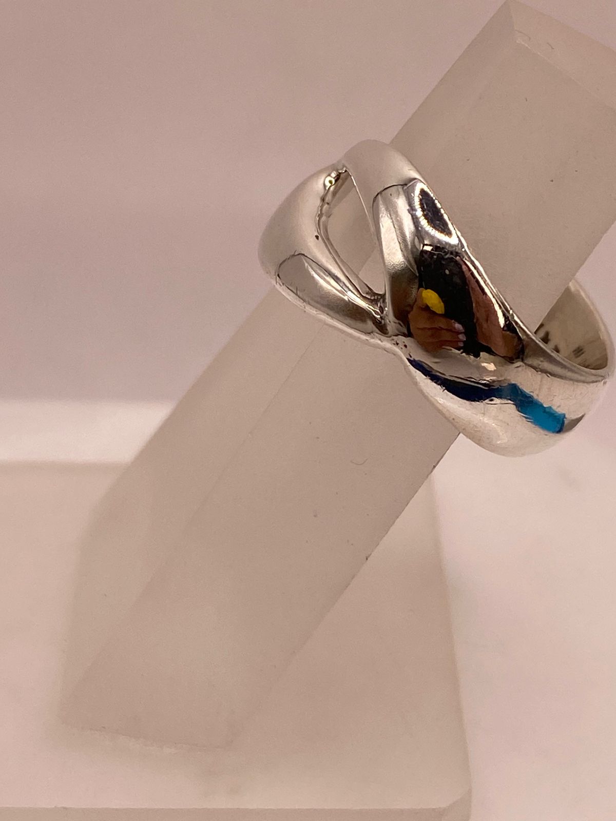 Anillo Artesanal en Plata con Diseño Orgánico y Curvo, vista frontal