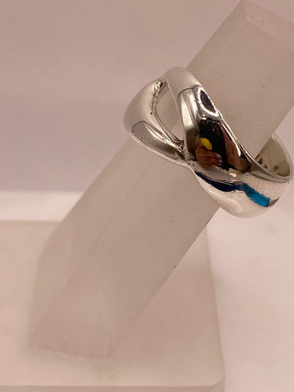 Anillo Artesanal en Plata con Diseño Orgánico y Curvo, vista frontal