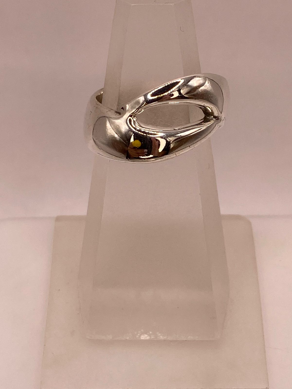 Anillo Artesanal en Plata con Diseño Orgánico y Curvo, vista de detalle