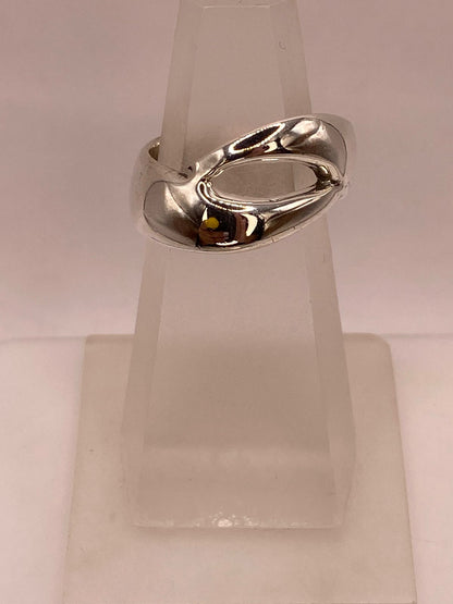 Anillo Artesanal en Plata con Diseño Orgánico y Curvo, vista de detalle