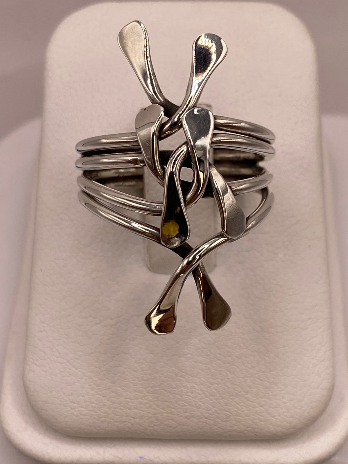 Anillo Artesanal en Plata con Diseño Orgánico Entrelazado — ángulo diagonal