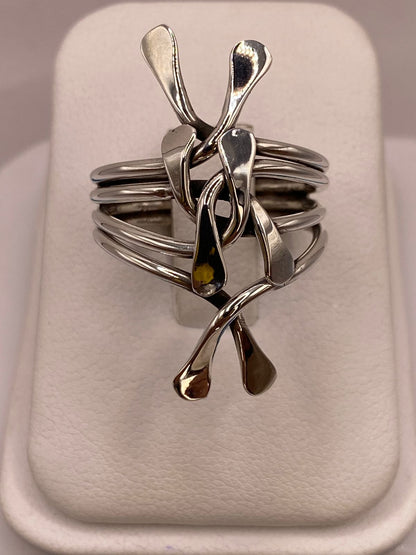 Anillo Artesanal en Plata con Diseño Orgánico Entrelazado — ángulo diagonal