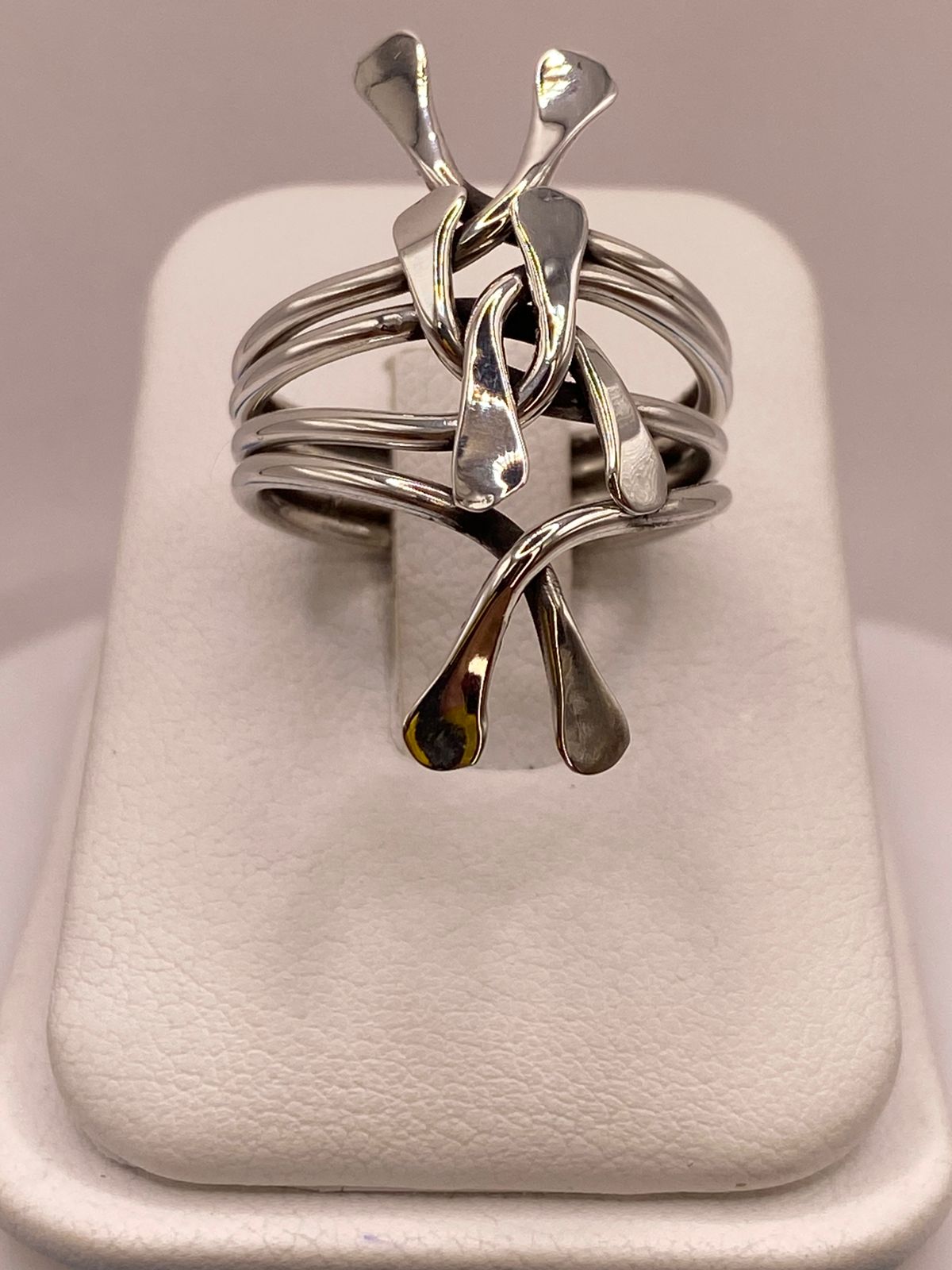 Anillo Artesanal en Plata con Diseño Orgánico Entrelazado, vista frontal