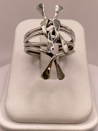 Anillo Artesanal en Plata con Diseño Orgánico Entrelazado, vista frontal
