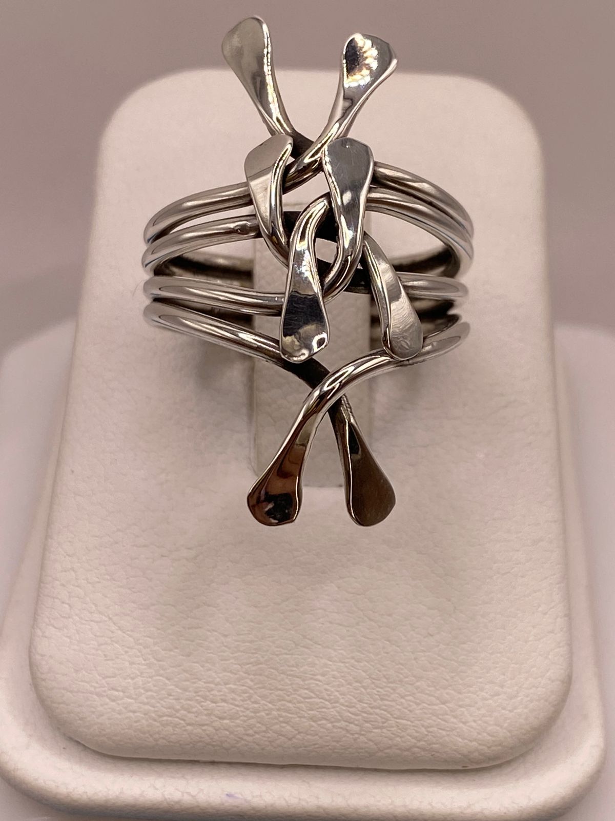 Anillo Artesanal en Plata con Diseño Orgánico Entrelazado, vista lateral