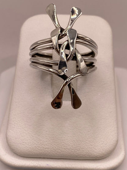 Anillo Artesanal en Plata con Diseño Orgánico Entrelazado, vista lateral