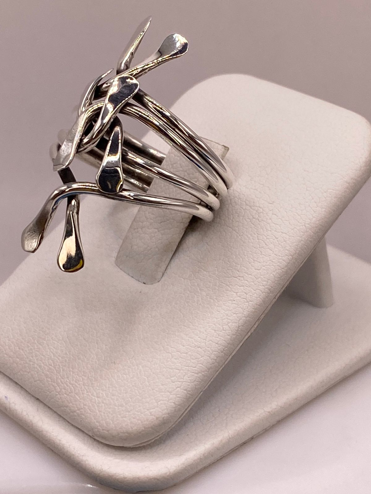 Anillo Artesanal en Plata con Diseño Orgánico Entrelazado, vista de detalle