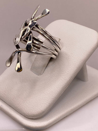 Anillo Artesanal en Plata con Diseño Orgánico Entrelazado, vista de detalle